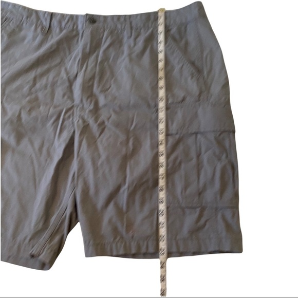 Levis Cargo Mens Grey 6-Pocketed Shorts Size 40 8”Inseam Bermuda Length EUC - Picture 4 of 8